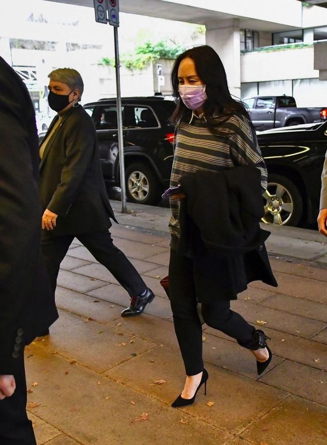 搭配|孟晚舟3穿旧衣现身,同款条纹衫叠穿风格大变,搭瘦腿裤露出脚镣