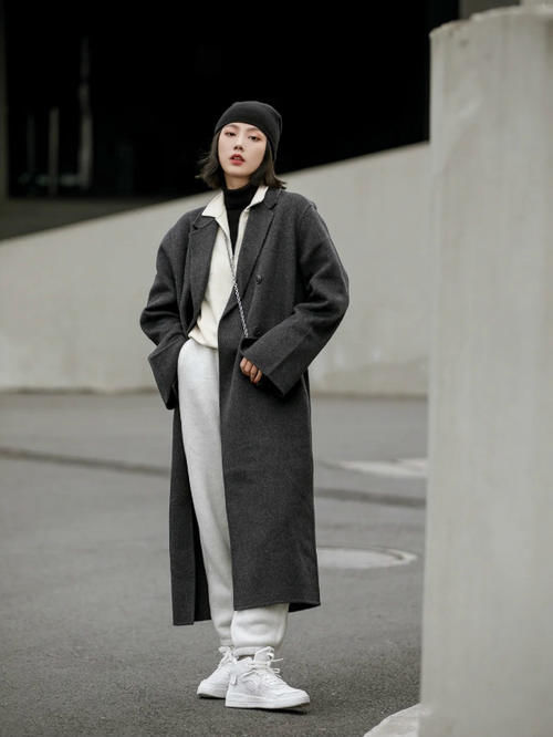 2021冬春又火了一种裤子叫“粽子裤”，拉风保暖，配大衣穿很高级