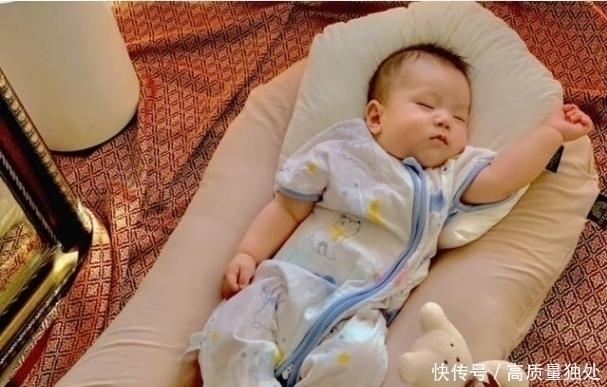 反复期|4岁儿子独享2米大床,却总说“睡着挤”,宝妈看完监控后泪目