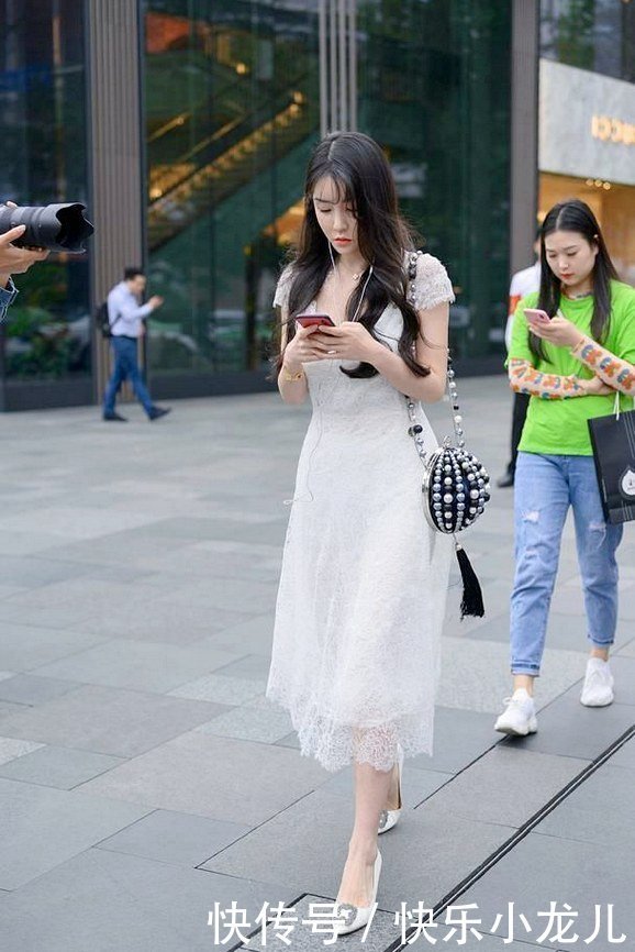 蕾丝材质的连衣裙,非常衬身材,两闺蜜谁更美!