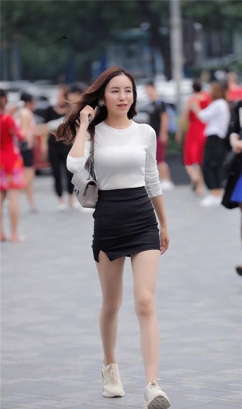 时髦的单品或许不适合自己,简单的黑白配也能打造出轻松时尚的造型