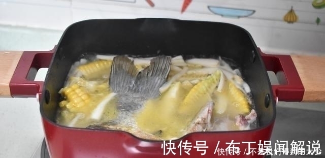 玉米海鲜菇鱼汤|两口子的晚餐，一荤一素一汤，实惠又好吃，吃着舒服，光盘不浪费
