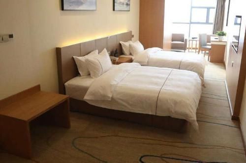 中年|情侣游客住酒店,为何要先检查插头?资深前台解释隐患