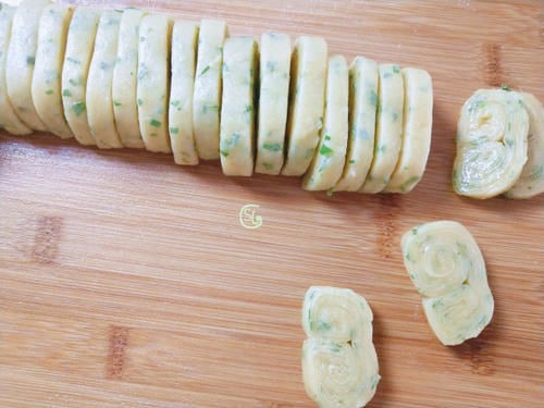 这才是面粉最解馋做法,不烤不炸,简单一做,咸香酥脆,孩子爱吃