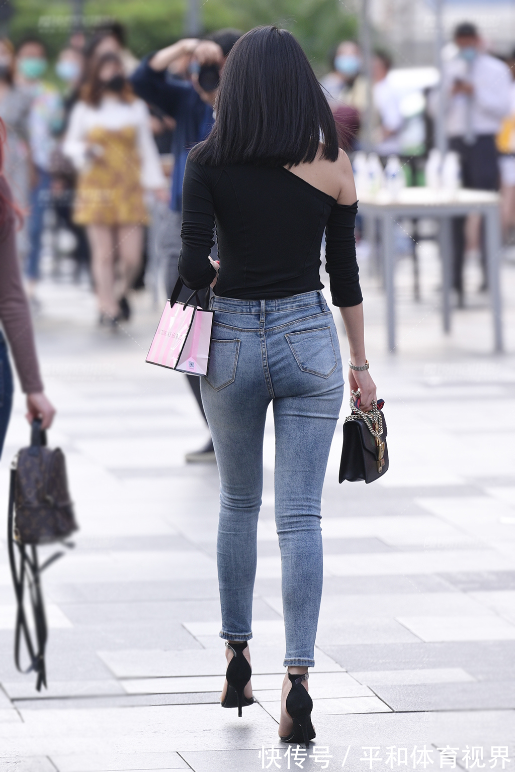 小姐姐 初秋个性的穿搭,打底衫配破洞紧身牛仔裤,简约修身又时尚美丽