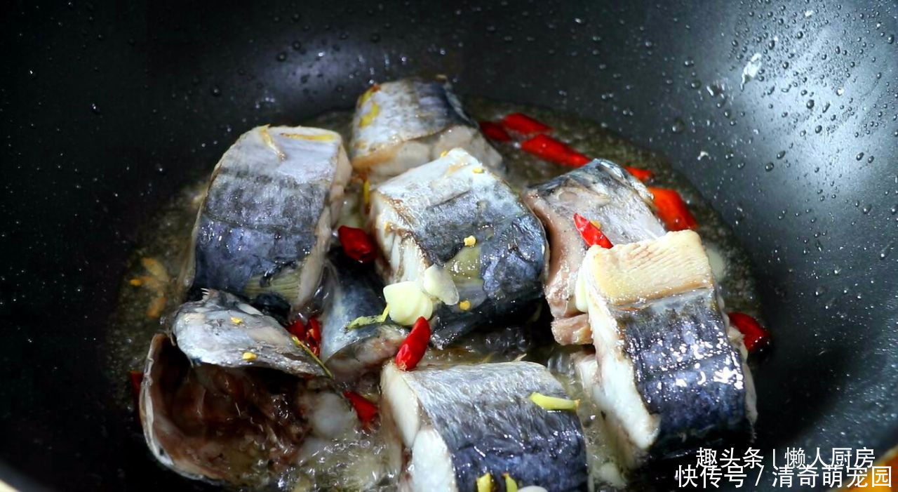 香味|19元买了一条马鲛鱼,配上一个大茄子炖着吃,鲜香味浓,超好吃