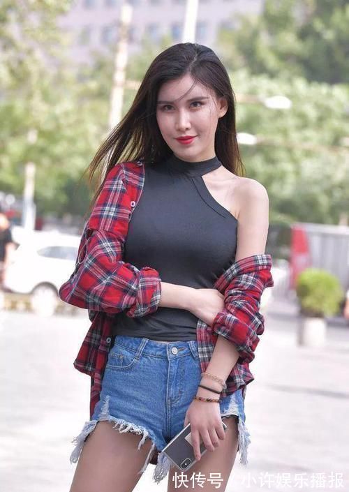 小姐姐|街拍小姐姐镂空靴和高跟鞋搭配衣服，款式非常新颖独特