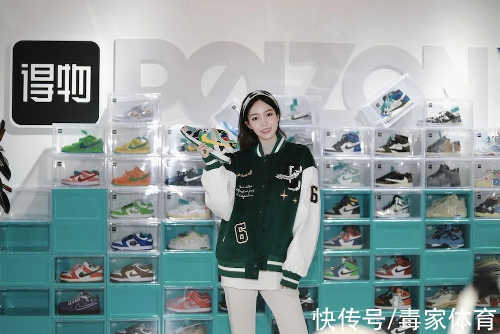 落地窗前 家人们,我奔现了!得物新店下一站,是你的城市吗?