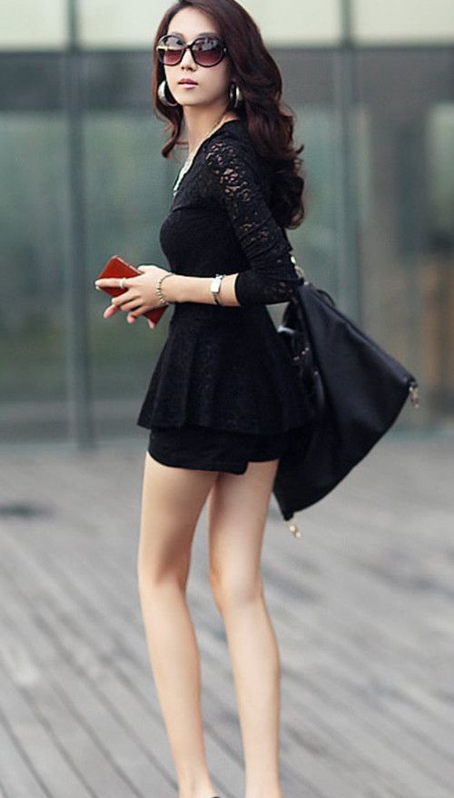 美的|街拍:美女长腿又细又直,身穿黑色超短裤更显肤白,美的轻松抢眼