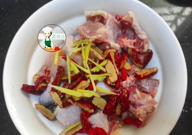 木耳跟此菜是绝配,蒸一蒸就好,营养好吃不上火,常吃提高免疫力