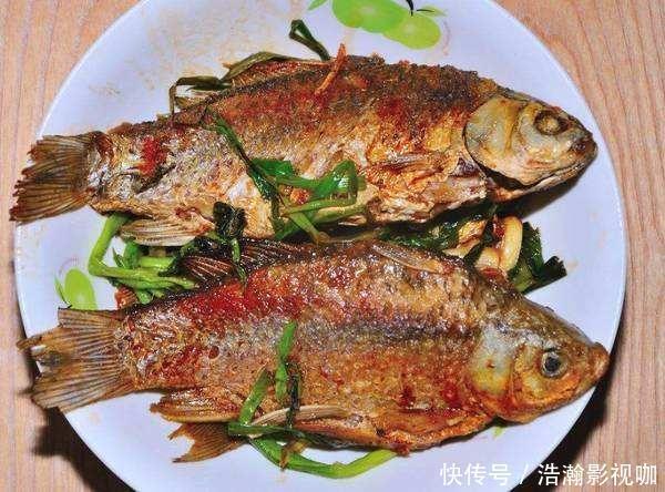 煎鱼别只会用生姜!大厨多加一点它,煎鱼不粘锅,鱼肉红亮入味