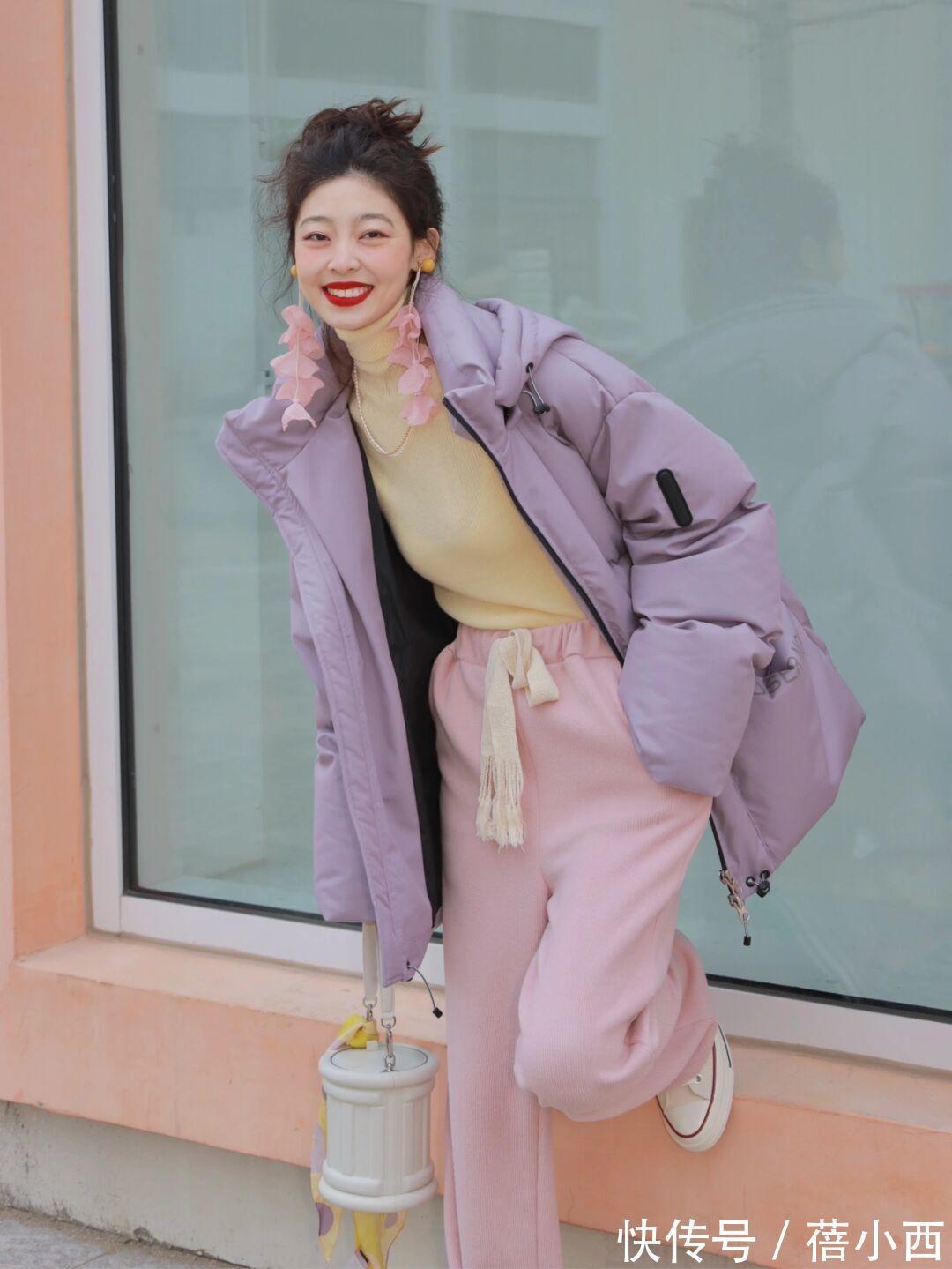 大龄女性|大龄女性懂搭配更时髦,冬季学会穿“羽绒服”,风度和温度都有了