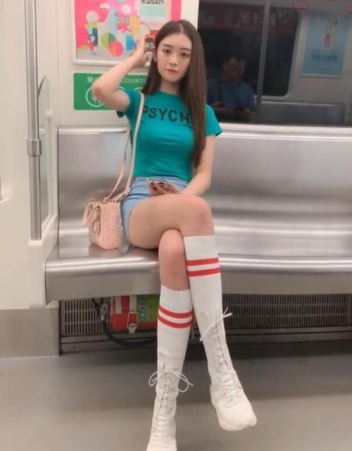 地铁上的热裤女孩，打扮精致，凸显她的不一样