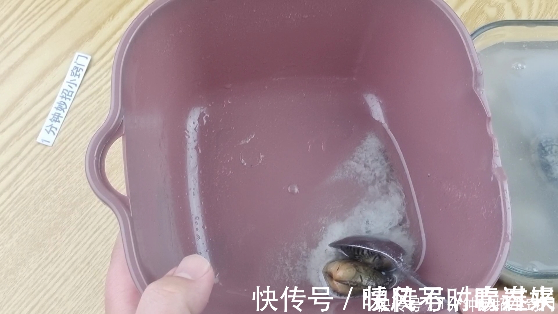 洗花蛤时,不要加盐了!老渔民:教你一招,花蛤疯狂快速吐沙