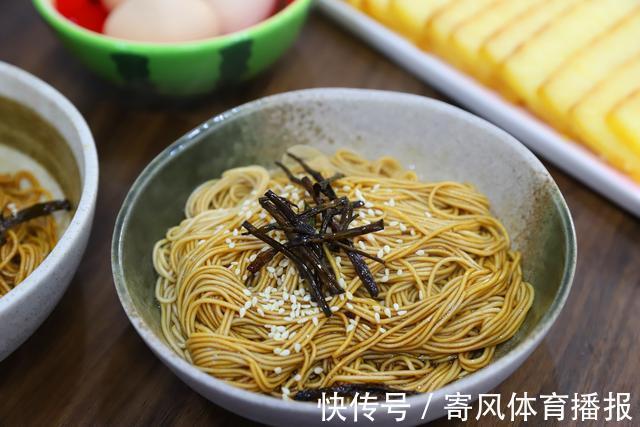 油面|教你做网红葱油面，酱香浓郁，爽滑不油腻，好吃的关键就在葱油汁