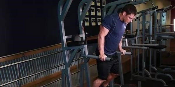 新手都在做俯卧撑,老手却拿双杠臂屈伸练胸,这两个动作差在哪