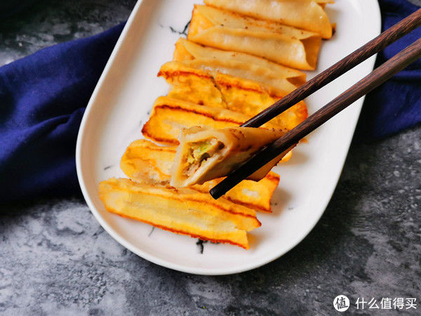 锅贴|饺子吃腻了试试做这面食，外焦里嫩汤汁鲜美比饺子好吃