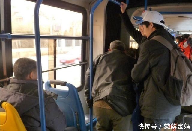 错误方|嫌孩子让座慢,老人直接将娃书包扔地上,父亲做法被全车人称赞