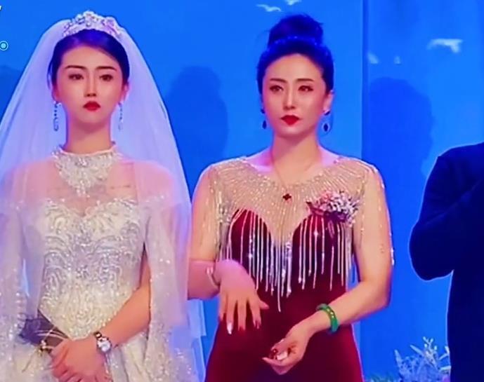婚礼|黑龙江一婚礼新娘和妈妈站一起像姐妹花,网友:漂亮妈妈抢了风头