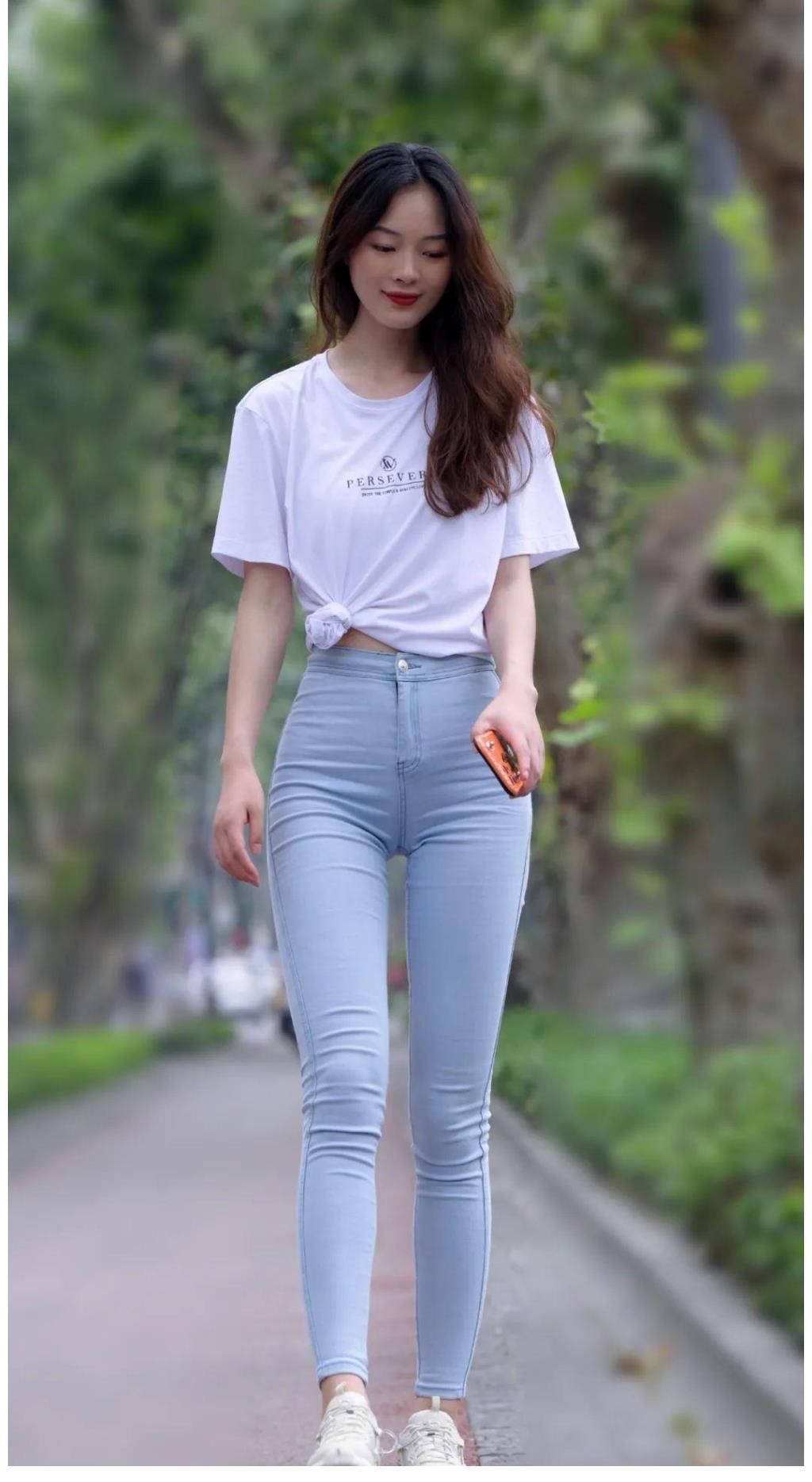 紧身裤 紧身牛仔裤搭配白T真显活力,让小姐姐充满了少女感