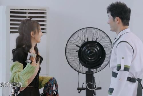 趙麗穎回歸，黃曉明向別人介紹她用了四字，卻讓粉絲心服口服