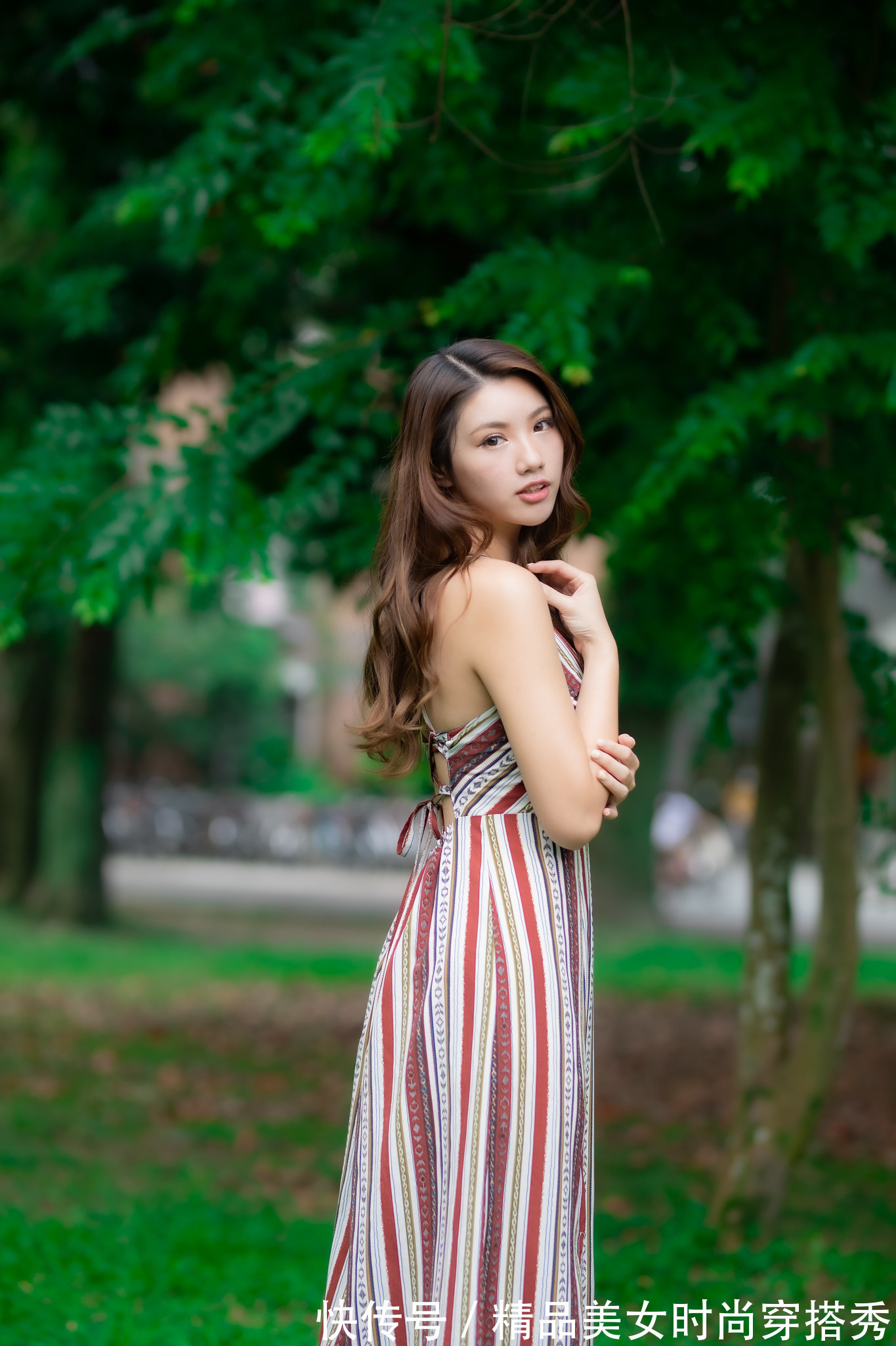 美感|吊带裙配上竖条纹的复古元素，让整体流露出不一样的美感