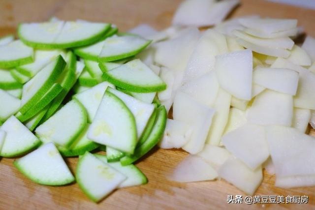 土豆别再炒土豆丝了，这种做法才是孩子最爱的，炒一盘都不够吃