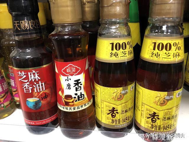 这样“假香油”好多人在吃,买香油记得“3辨”,一碗清水现原形