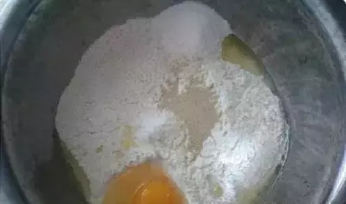 还在傻傻的用酵母发面?用它仅十分钟,就能蒸出又白又好吃的馒头