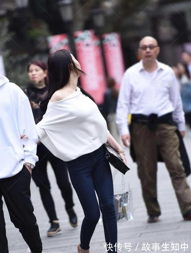 牛仔裤 白色蝙蝠衫+深色牛仔裤穿搭,显瘦时尚还好看!