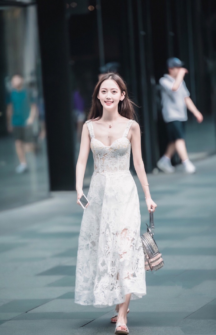 清纯|路人街拍一袭白色蕾丝公主裙的小姐姐,性感又不失清纯!