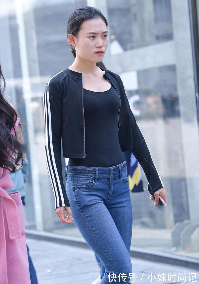 穿搭|黑色无领短款外套搭牛仔裤,穿搭法则中的标准搭配呈现出另类的美