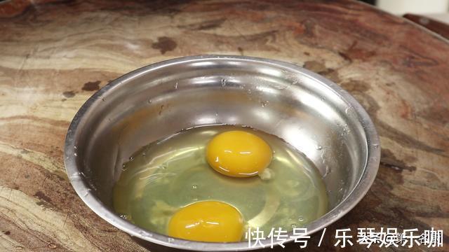 食用油|这个素锅贴我家一周吃三次,口感鲜香又酥脆,调好面糊才是关键