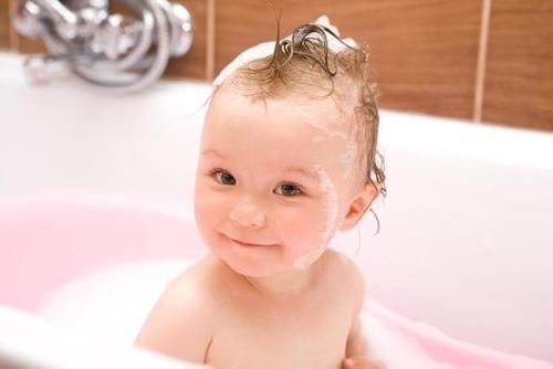 浴室|给宝宝洗澡的正确姿势“2顺序+2时间+1物”，是不能忽视的大行动
