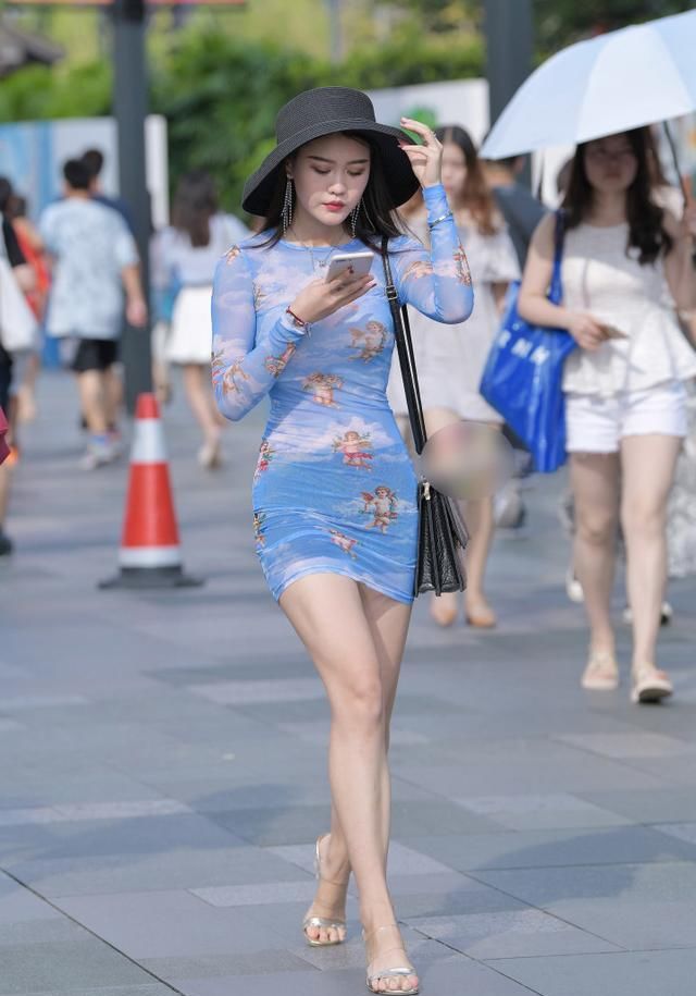 街拍：天蓝色包臀超短裙美女，一般人穿不出这种味道