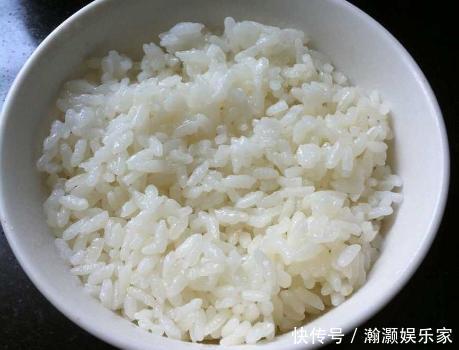剩米饭升级做法,不炒不煮也不煎,两手一捏,我连吃了3天也不腻