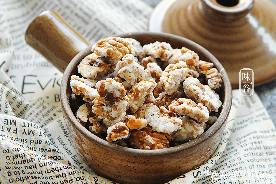 新年将至，教你一道核桃做的小零食，香甜脆口，多少都不够吃