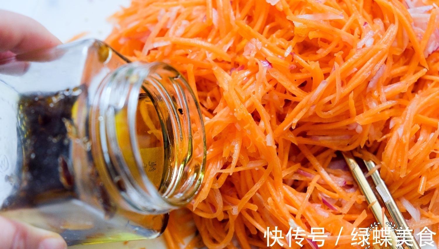 胡萝卜|胡萝卜别再生着吃了,教你一个新吃法,口感清脆,营养好吸收