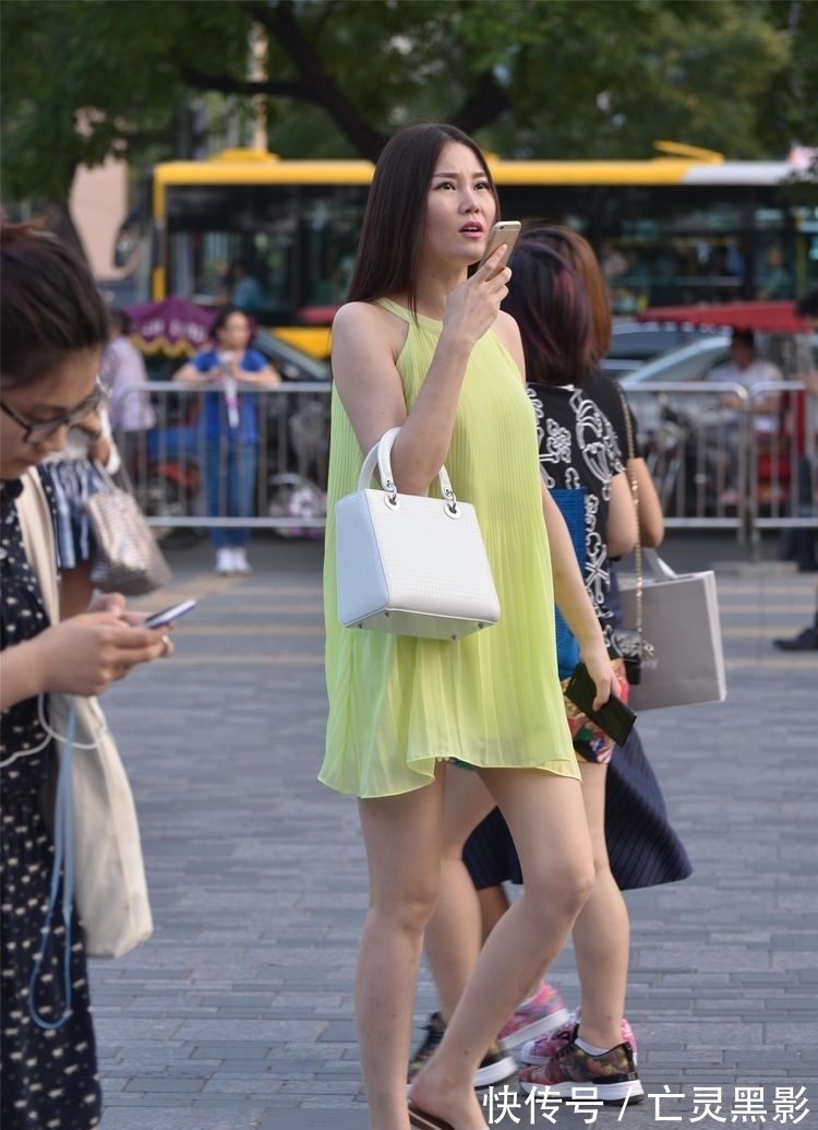 坡跟|美女粉色的连衣裙搭配一双坡跟的高跟鞋,走路平稳,简约时尚