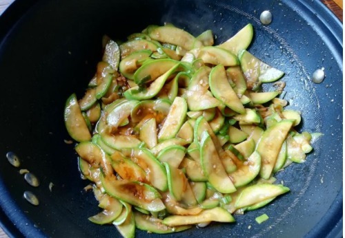 家常下饭小炒,成本不过2元,十分钟就可以做好,比吃肉还下饭