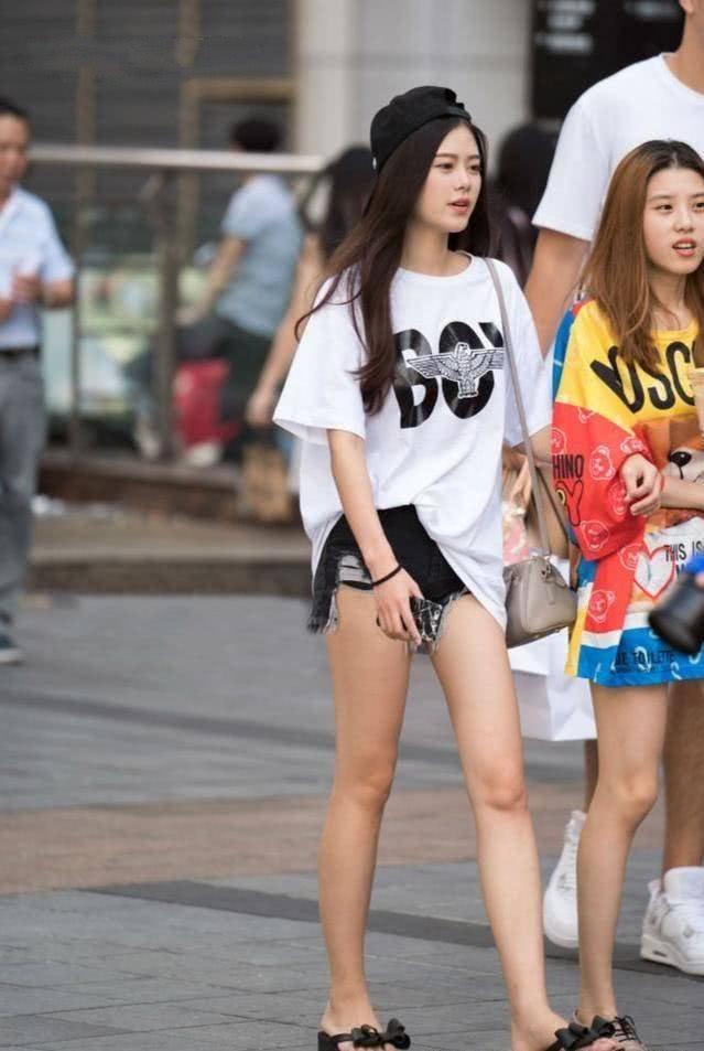 街拍逛街的好闺蜜,牛仔热裤搭配一字肩上衣,休闲又不失气质