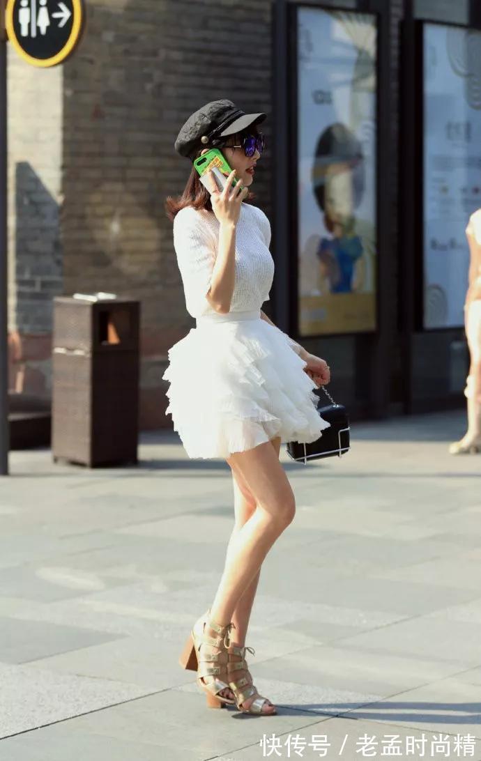 街拍|街拍:小姐姐旗袍款式的包臀连衣裙,身姿显得女性韵味,气质满满