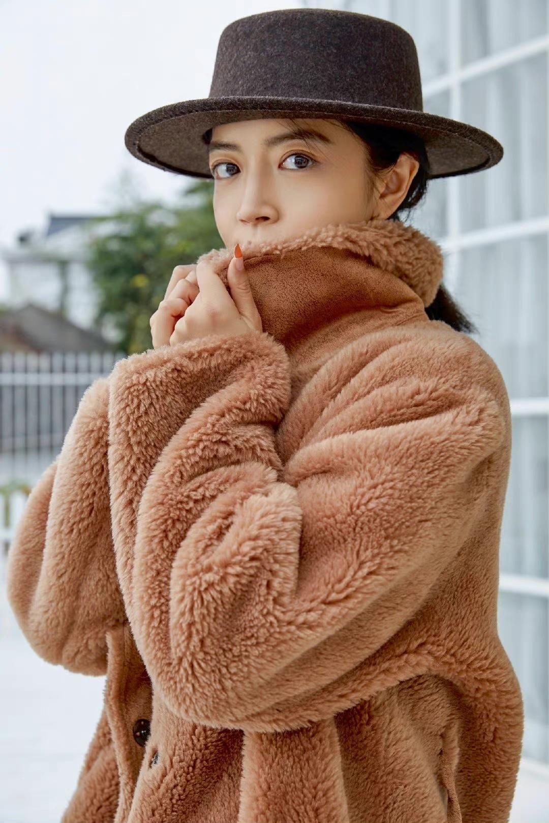 泰迪熊外套|今冬流行的“泰迪熊外套”长这样,和牛仔裤搭配可高级了,超好看