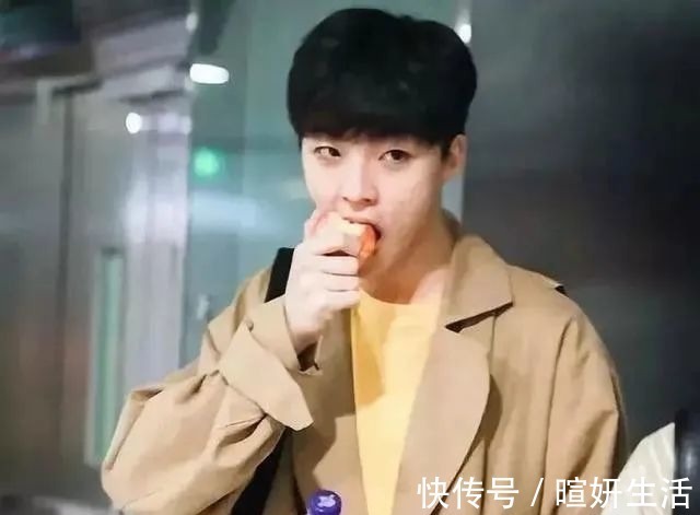 明星“吃水果”,趙麗穎暴露本性,千璽太重口味,她被批太做作!_樣子