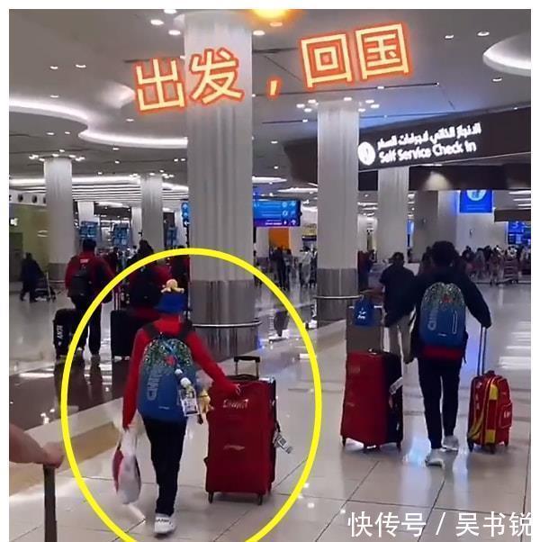中国游泳队|全红婵安全回国!全程低头玩手机,向家人报平安,戴章鱼帽太可爱