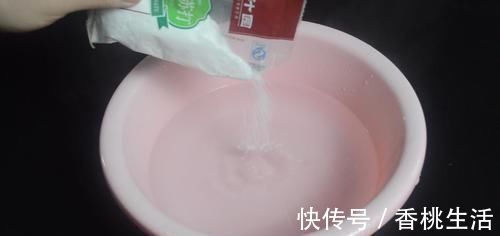 在梳子上涂抹牙膏,作用真厉害,我也是刚知道,快回家试一试
