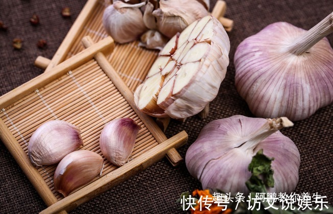 枕头|女性睡前把大蒜放在枕头下,3天后,好处不请自来,早知早好