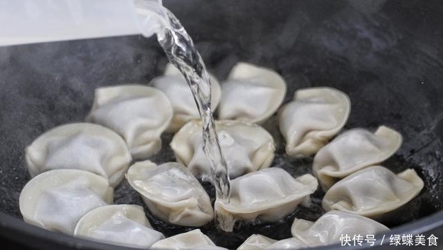 吃饺子不用水煮,加鸡蛋煎一煎,营养翻倍味道好,孩子天天点名要