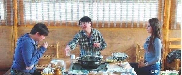 郎朗请朋友涮火锅,只顾热聊忘了妻子,吉娜正襟危坐不生气