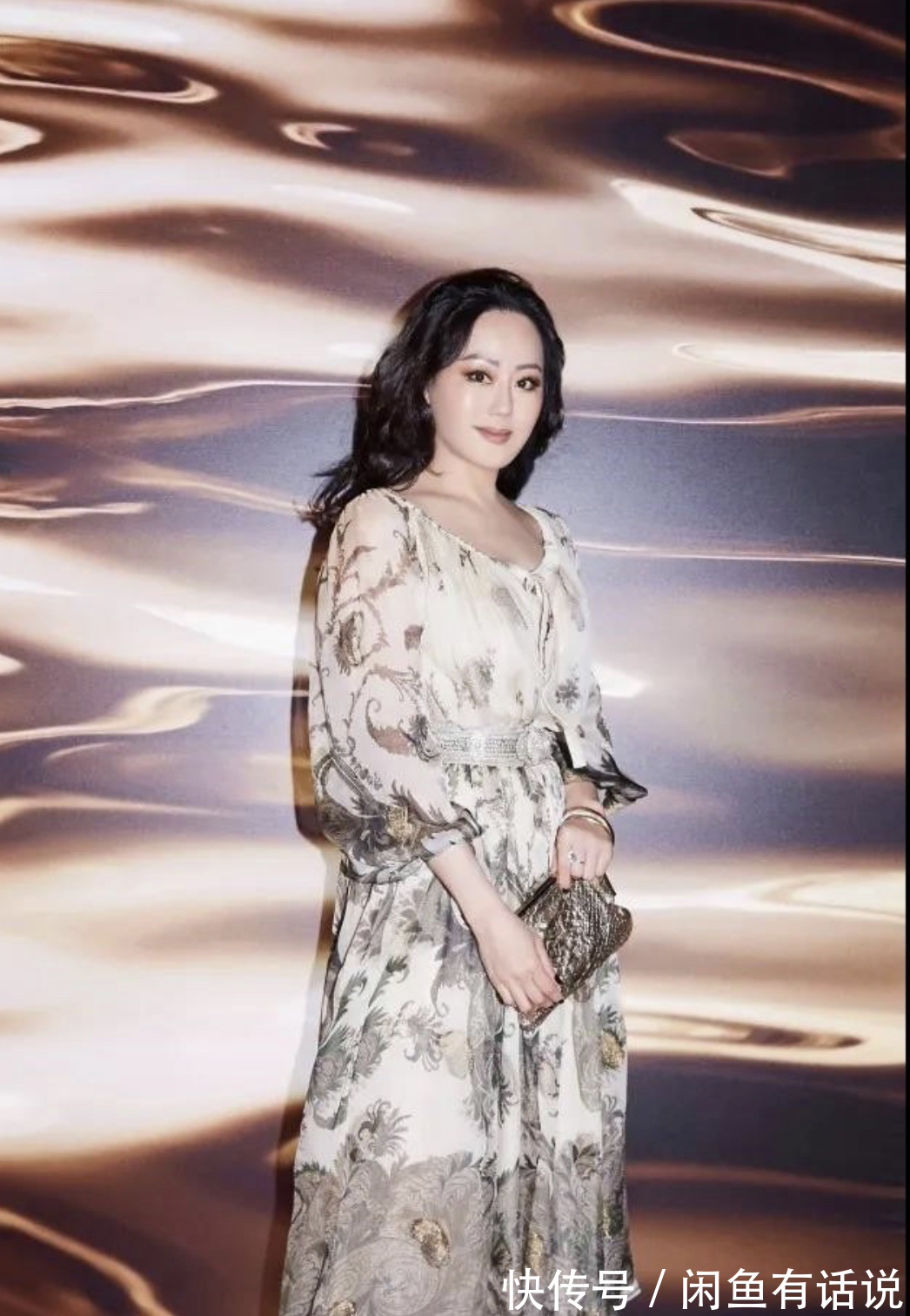 碎花|章小蕙有名媛气质,穿碎花“大妈裙”也不俗气,看着不像快60的人